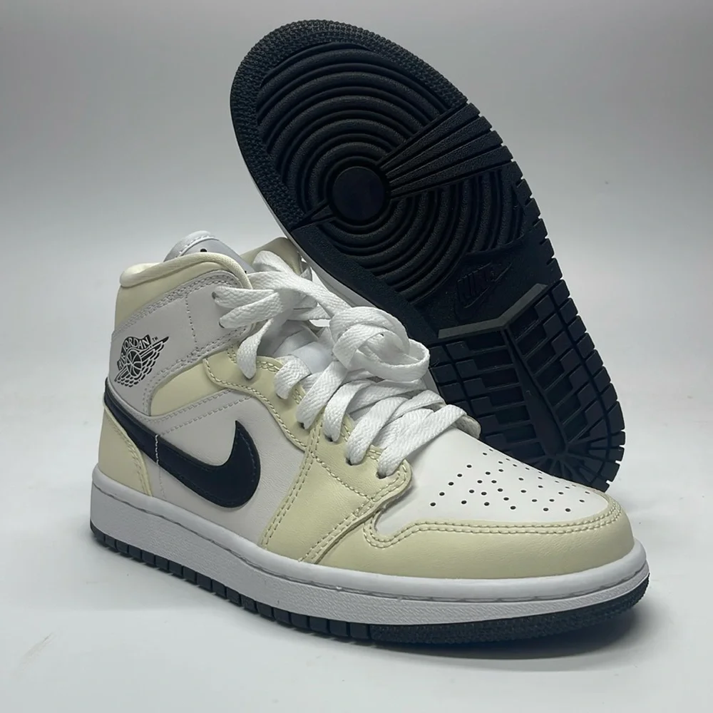Women’s air Jordan 1 mid Black/White BQ6472-121 NWOB - Picture 1 of 5